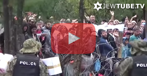 Muslim ‘Refugees’ Refuse Food Aid Because of The Red Cross on The Boxes